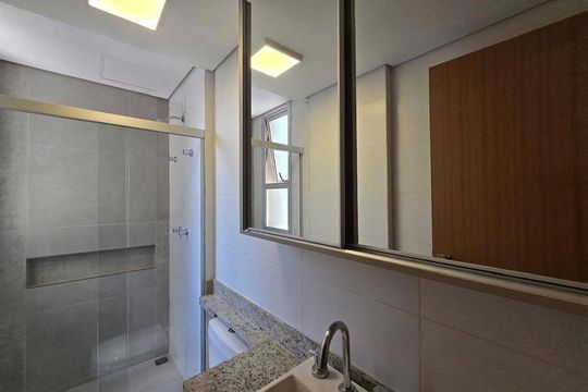 Banheiro de apartamento à venda com 2 quartos, 68m² em Vila da Serra, Nova Lima