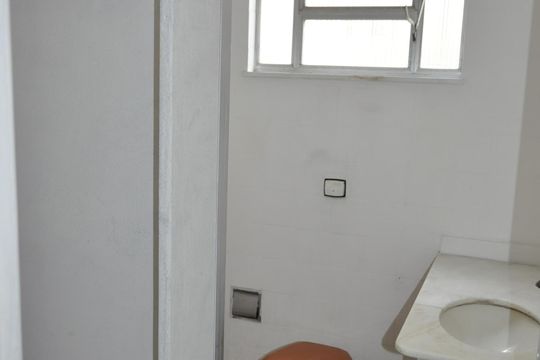 Banheiro social de apartamento à venda com 2 quartos, 60m² em Higienópolis, Rio de Janeiro
