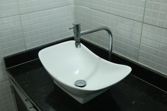 Banheiro - torneira de apartamento para alugar com 2 quartos, 65m² em Comendador Soares, Nova Iguaçu