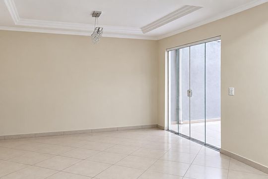 Sala de casa de condomínio para alugar com 3 quartos, 130m² em Irajá, Rio de Janeiro