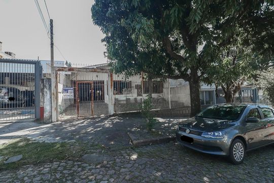 Fachada de casa à venda com 3 quartos, 200m² em Jardim São Pedro, Porto Alegre