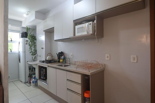 Cozinha - Armários de apartamento para alugar com 2 quartos, 52m² em Olaria, Canoas