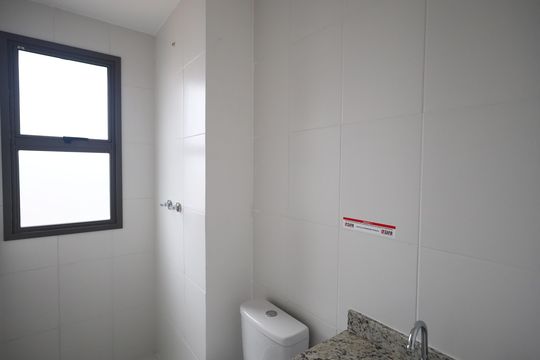 Banheiro da Suíte 1 de apartamento à venda com 2 quartos, 56m² em Bela Vista, Osasco