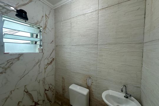 Banheiro de casa para alugar com 2 quartos, 70m² em Japuí, São Vicente