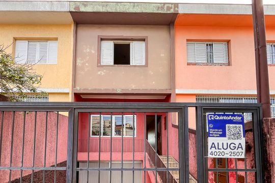 Fachada + plaquinha  de casa para alugar com 2 quartos, 135m² em Santa Maria, São Caetano do Sul