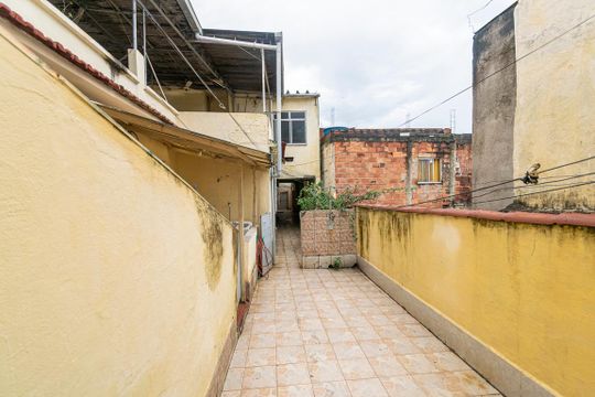 Área comum de acesso de casa para alugar com 2 quartos, 52m² em Cordovil, Rio de Janeiro
