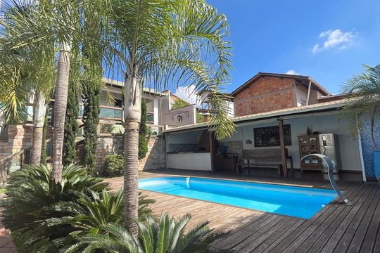 Área externa de casa à venda com 3 quartos, 400m² em Betania, Contagem