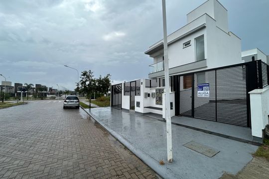 Fachada de casa para alugar com 2 quartos, 92m² em Campeche, Florianópolis