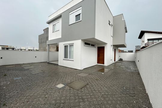 Fachada de casa para alugar com 2 quartos, 92m² em Campeche, Florianópolis