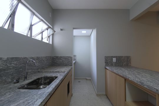 Cozinha e Área de Serviço de apartamento à venda com 2 quartos, 76m² em Vila Nova Conceição, São Paulo