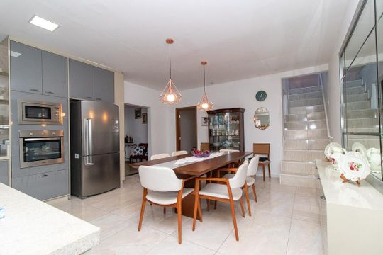 Casa à venda com 4 quartos, 320m² em Sítio Cercado, Curitiba