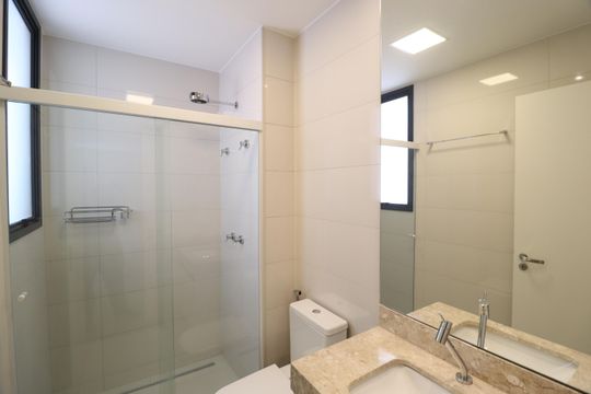 Banheiro do Quarto 1 de apartamento para alugar com 3 quartos, 135m² em Jardim Karaíba, Uberlândia