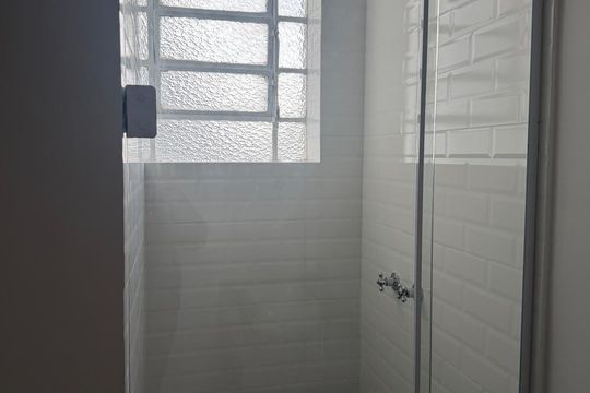 Banheiro de apartamento à venda com 3 quartos, 73m² em Floresta, Porto Alegre
