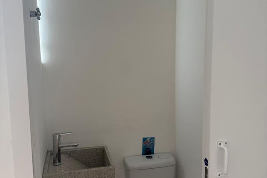 Banheiro de apartamento à venda com 3 quartos, 73m² em Floresta, Porto Alegre