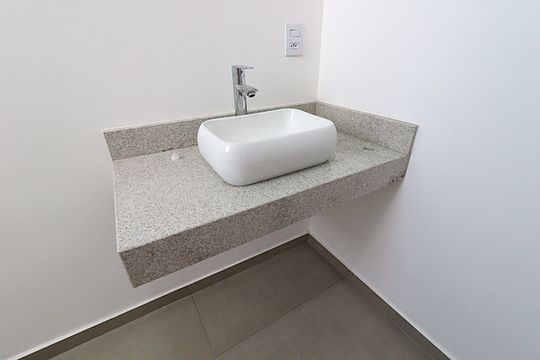 Banheiro Social de apartamento para alugar com 3 quartos, 73m² em Floresta, Porto Alegre