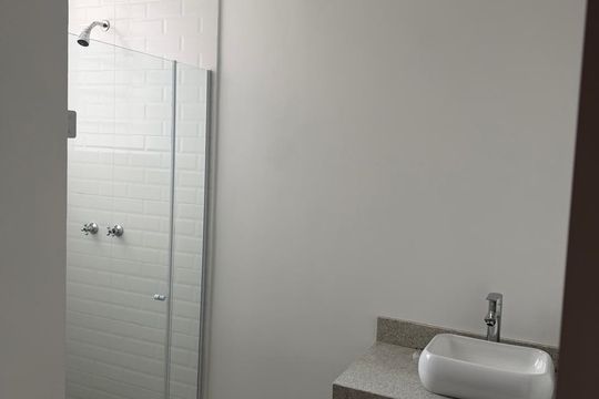 Banheiro de apartamento à venda com 3 quartos, 73m² em Floresta, Porto Alegre