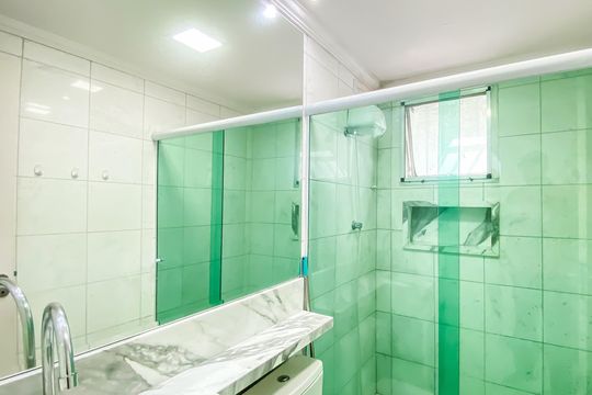 Banheiro  de apartamento à venda com 2 quartos, 53m² em Jardim Gonzaga, São Paulo