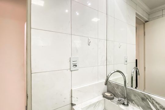 Banheiro  de apartamento à venda com 2 quartos, 53m² em Jardim Gonzaga, São Paulo