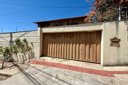 Fachada de casa para alugar com 6 quartos, 360m² em Camilo Alves, Contagem