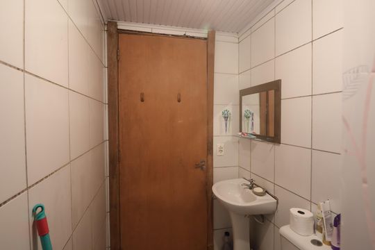 Banheiro de apartamento à venda com 2 quartos, 48m² em Olaria, Canoas