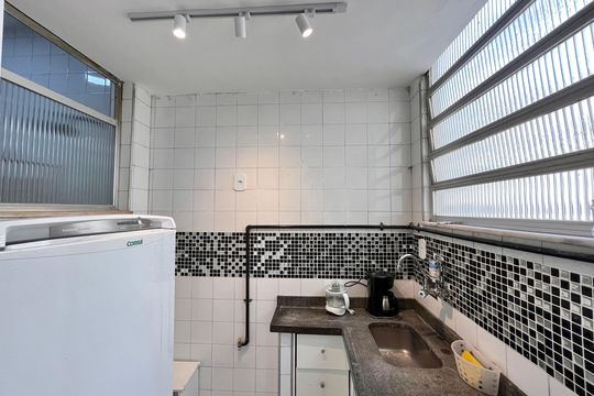 Cozinha  de apartamento à venda com 1 quarto, 39m² em Copacabana, Rio de Janeiro