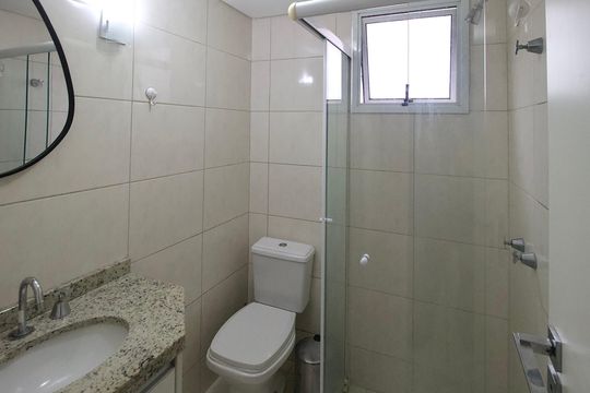Banheiro de apartamento para alugar com 1 quarto, 33m² em Centro, Curitiba