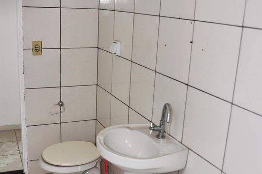 Detalhe - Banheiro Social de casa para alugar com 1 quarto, 40m² em Vila Chica Luisa, São Paulo