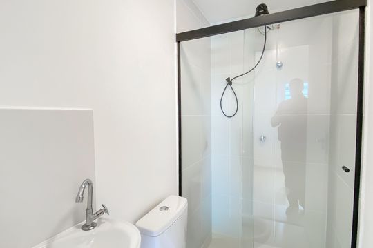 Banheiro  de kitnet/studio para alugar com 1 quarto, 17m² em Vila Granada, São Paulo