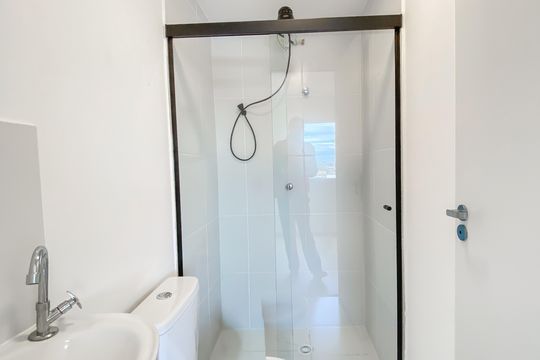 Banheiro  de kitnet/studio para alugar com 1 quarto, 17m² em Vila Granada, São Paulo