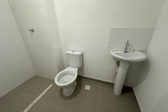 Banheiro Social de apartamento para alugar com 2 quartos, 59m² em Votupoca, Barueri