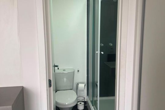 Banheiro de kitnet/studio para alugar com 1 quarto, 33m² em Santana, São Paulo
