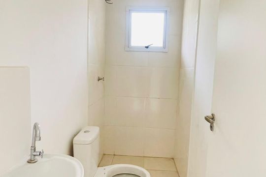Banheiro social de casa de condomínio para alugar com 2 quartos, 59m² em Jardim Sandra, Cotia