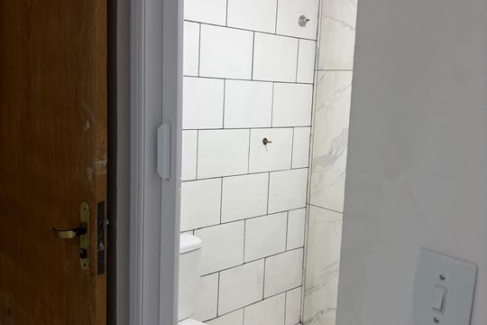 Banheiro de kitnet/studio para alugar com 1 quarto, 26m² em Santo Amaro, São Paulo