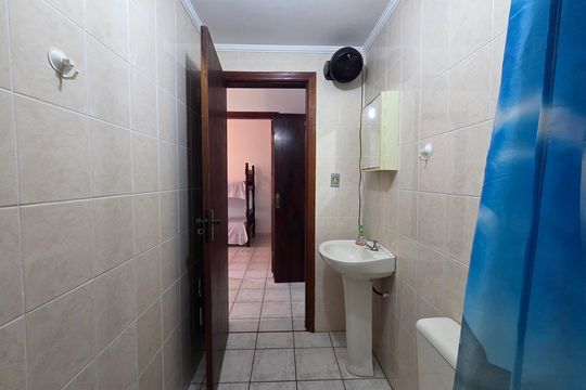 Banheiro de apartamento para alugar com 1 quarto, 40m² em Cidade Ocian, Praia Grande