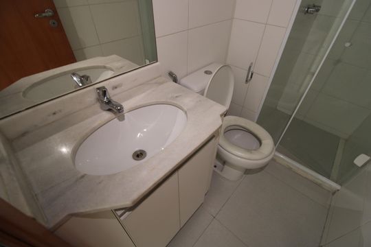 Banheiro social de apartamento para alugar com 2 quartos, 80m² em Barra Olímpica, Rio de Janeiro