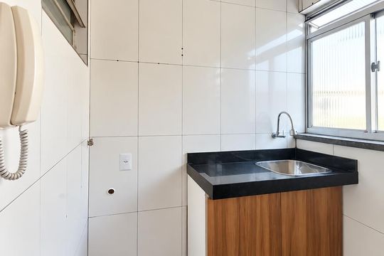Banheiro de apartamento para alugar com 1 quarto, 38m² em Jardim Dona Leopoldina, Porto Alegre