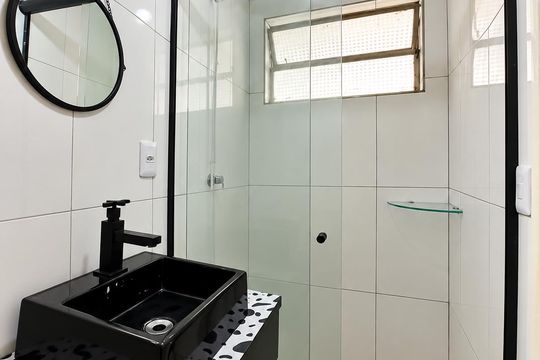 Banheiro de apartamento para alugar com 1 quarto, 38m² em Jardim Dona Leopoldina, Porto Alegre