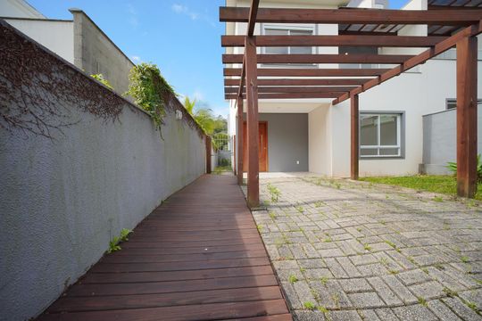 Garagem  de casa para alugar com 3 quartos, 135m² em Campeche Central, Florianópolis