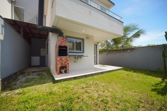 Quintal/Churrasqueira  de casa para alugar com 3 quartos, 135m² em Campeche Central, Florianópolis