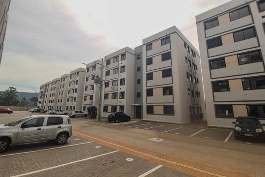 Fachada do bloco de apartamento para alugar com 2 quartos, 45m² em Lomba do Pinheiro, Porto Alegre