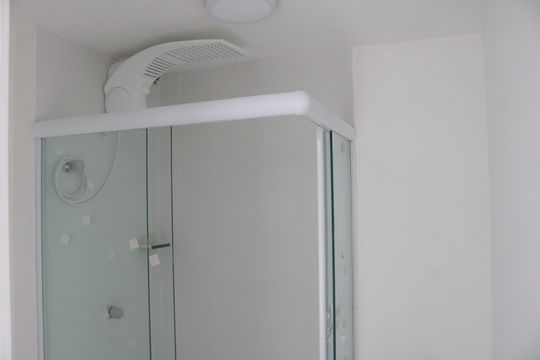 Banheiro de apartamento para alugar com 2 quartos, 35m² em Parque Industrial Tomas Edson, São Paulo