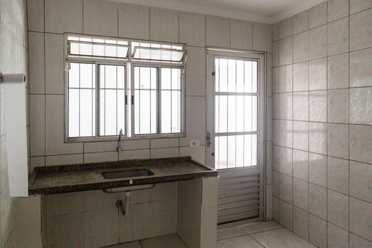 Cozinha de casa para alugar com 1 quarto, 42m² em Jardim Sao Domingos, Guarulhos