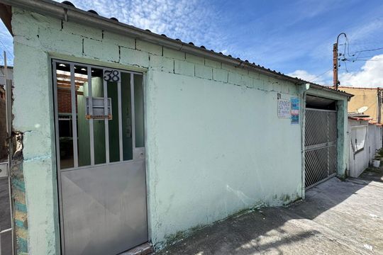 Fachada de casa à venda com 2 quartos, 209m² em Fazenda da Juta, São Paulo
