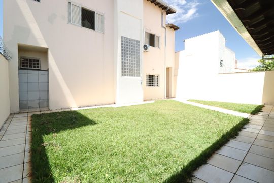 Quintal / Varanda de casa para alugar com 5 quartos, 316m² em Santa Mônica, Uberlândia