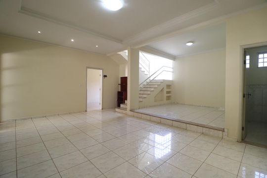 Sala de casa para alugar com 5 quartos, 316m² em Santa Mônica, Uberlândia