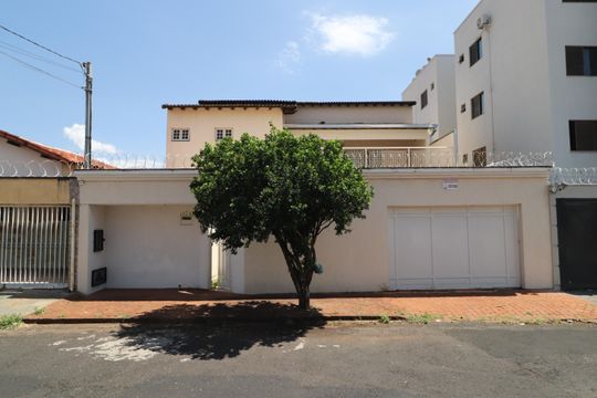 Fachada de casa para alugar com 5 quartos, 316m² em Santa Mônica, Uberlândia