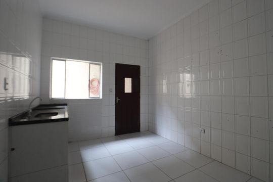 Cozinha de casa para alugar com 1 quarto, 70m² em Parque dos Bancarios, São Paulo