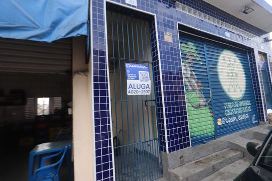 Fachada de casa para alugar com 1 quarto, 70m² em Parque dos Bancarios, São Paulo