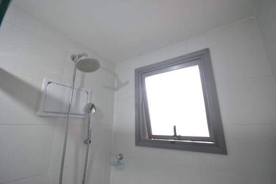 Banheiro de kitnet/studio para alugar com 1 quarto, 29m² em Butantã, São Paulo