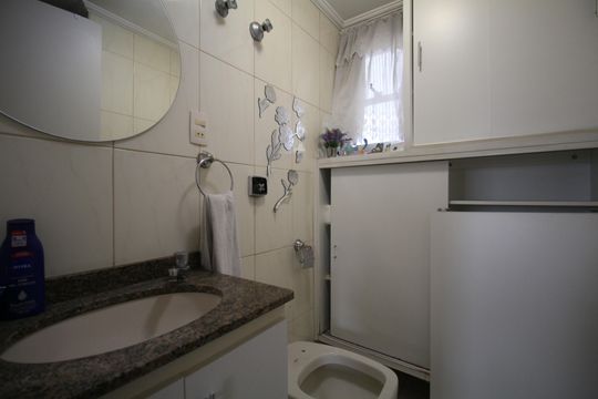 Banheiro de apartamento à venda com 3 quartos, 72m² em Vila Progredior, São Paulo
